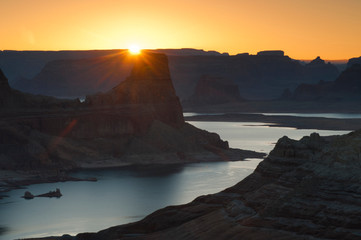 Fototapeta premium USA, Utah, Glen Canyon National Recreation Area. View from Alstrom Point Overlook, Gunsight Butte