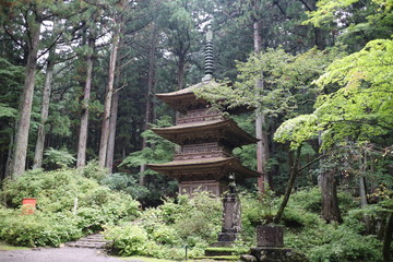 山間にある三重塔