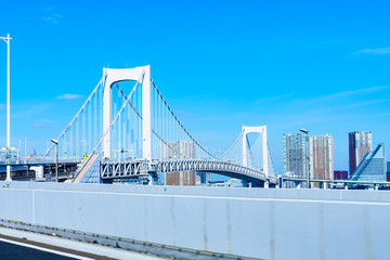 [交通イメージ] 夏休みに首都高速を走行しレインボーブリッジを通って千葉から東京都心を目指すシーン