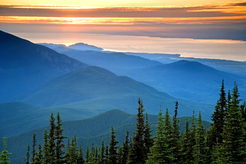 Obraz premium USA, Washington, Olympic National Park. Sunset view from Deer Park looking north. 