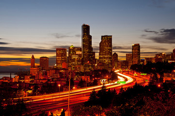 Fototapeta na wymiar USA, Washington, Seattle. Seattle skyline at dusk.