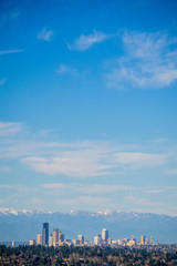 Fototapeta premium USA, stan Waszyngton. Skyline Seattle i Olympic Mountains widziane z Bellevue.