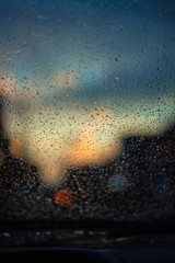 Gotas de agua sobre el parabrisas de un auto