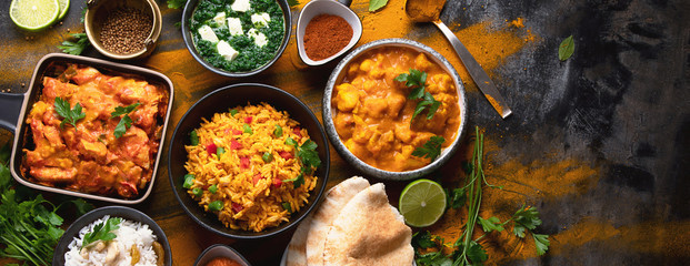 Verschiedene indische Speisen auf schwarzem Hintergrund..