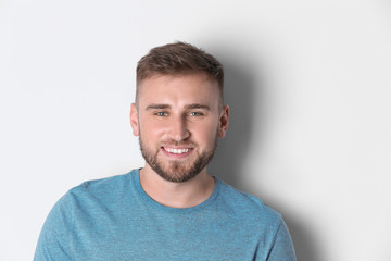 Fototapeta premium Portret przystojny mężczyzna szczęśliwy na białym tle