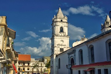 Fototapeta na wymiar Plaza catedral (Plaza Mayor) ubicada en Casco Viejo Panamá. Sitio Patrimonio de la humanidad UNESCO. Parte lateral de la iglesia en la antigua de Panamá 