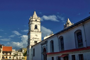 Plaza catedral (Plaza Mayor) ubicada en Casco Viejo Panamá. Sitio Patrimonio de la humanidad UNESCO. Parte lateral de la iglesia en la antigua de Panamá 