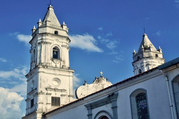 Fototapeta premium Plaza catedral (Plaza Mayor) ubicada en Casco Viejo Panamá. Sitio Patrimonio de la humanidad UNESCO. Parte lateral de la iglesia en la antigua de Panamá 
