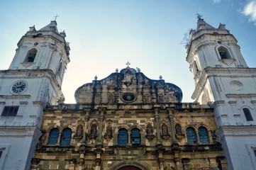 Fototapeta premium Plaza catedral (Plaza Mayor) ubicada en Casco Viejo Panamá. Sitio Patrimonio de la humanidad UNESCO. Acercamiento de la parte superior frontal de la iglesia en la antigua de Panamá 