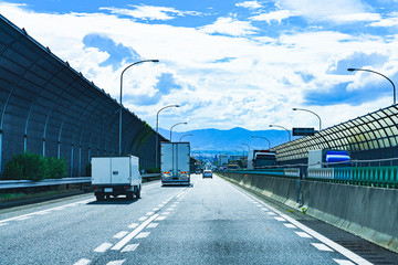 [交通イメージ] 夏休みにトラックと共に走った名神高速道路