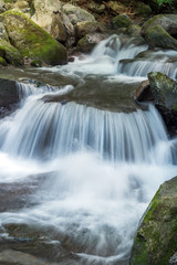 Fototapeta premium Smugi wody w rzece Nagano