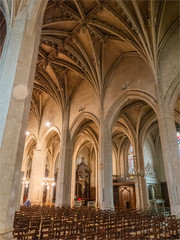 Obraz premium voûtes gothiques de la cathédrale de Mortagne-au-Perche dans l'Orne en France
