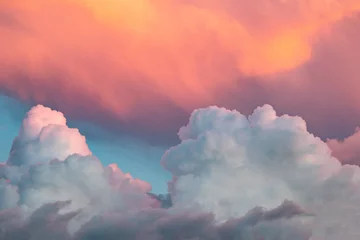 Deurstickers Lichtroze roze wolken bij zonsondergang tegen een blauwe lucht