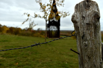 Obraz premium barbed wire stops people from tresspassing 