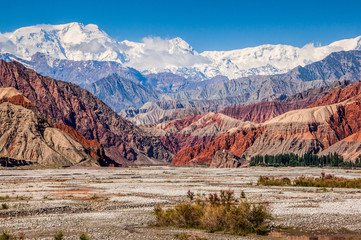 Red mountains alongside the Karakoram highway near the Kashgar city in the China  - obrazy, fototapety, plakaty