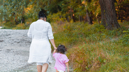 Mama caminando con bebe