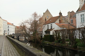 Fototapeta na wymiar houses on the canal in bruges