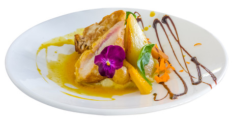 Pavé de thon mi cuit sur assiette blanche, fond blanc 