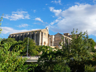 Fototapeta na wymiar Iglesia en la entrada de la ciudad de Estella, Navarra, España; por delante de la iglesia pasa el Camino de Santiago.