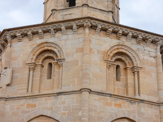 Fototapeta na wymiar Ventanas de una iglesia en el pueblo de Torres del Rio, en la Rioja, España