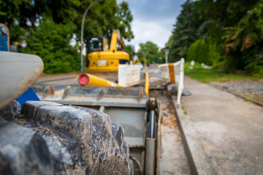 Radladerreifen und Schaufel, Bagger auf Stra&szlig;enbaustelle