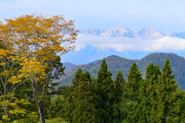 上信越国立公園。小川村より北アルプスを望む。長野　日本。１０月下旬。