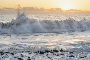vague et coucher de soleil