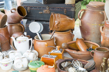 Trödel,Zeeland,Holland,Markt,Stand,Porzelan,Werkzeug,Altertümer,Blumen,Uhren,Uhrwerke,Handarbeit,Marmelade,Tierfelle,Ente,Kücken,Postkarte,Cloun,Puppe,Tafel,Kreide,Zierijzee,Renesse,Schlüssel,Verroste