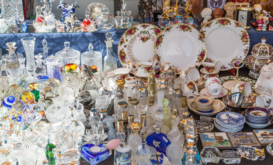 Trödel,Zeeland,Holland,Markt,Stand,Porzelan,Werkzeug,Altertümer,Blumen,Uhren,Uhrwerke,Handarbeit,Marmelade,Tierfelle,Ente,Kücken,Postkarte,Cloun,Puppe,Tafel,Kreide,Zierijzee,Renesse,Schlüssel,Verroste