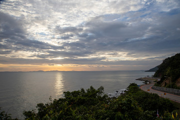 Fototapeta premium Sunset sea and mountain