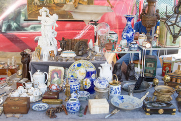 Trödel,Zeeland,Holland,Markt,Stand,Porzelan,Werkzeug,Altertümer,Blumen,Uhren,Uhrwerke,Handarbeit,Marmelade,Tierfelle,Ente,Kücken,Postkarte,Cloun,Puppe,Tafel,Kreide,Zierijzee,Renesse,Schlüssel,Verroste