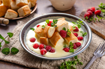 Yeast buns with vanilla sauce