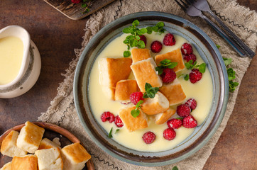Yeast buns with vanilla sauce