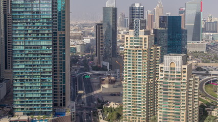 Obraz premium Widok z góry z lotu ptaka z Dubai Marina wieczorem timelapse. Nowoczesne wieże i ruch uliczny