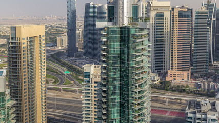 Fototapeta premium Widok z góry z lotu ptaka z Dubai Marina wieczorem timelapse. Nowoczesne wieże i ruch uliczny