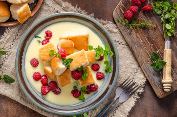 Yeast buns with vanilla sauce