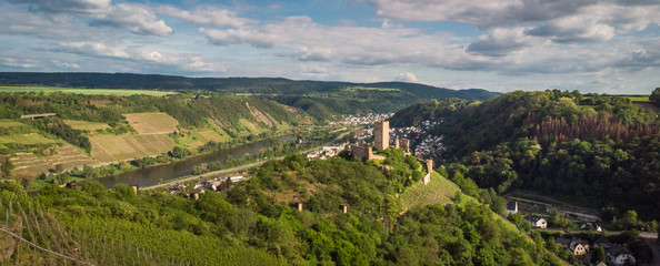 Ein Blick ins Moseltal bei Kobern-Gondorf in Rheinland-Pfalz