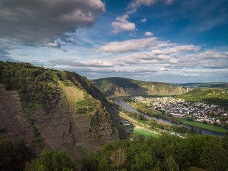 Ein Blick ins Moseltal bei Kobern-Gondorf in Rheinland-Pfalz