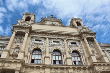 Fototapeta na wymiar facade of the building in vienna 