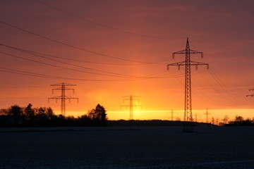 Fototapeta na wymiar Strommasten im Sonnenuntergang 