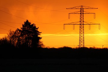 Fototapeta na wymiar Strommast im Sonnenuntergang 