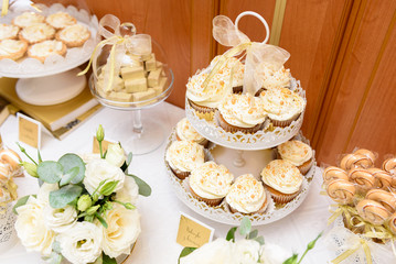 Obraz na płótnie Canvas Tasty cupcakes on a wedding candy bar