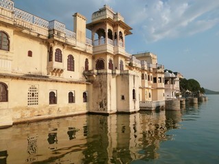 Udaipur au Rajasthan, Bagore Ki Haveli au bord du lac Pichola (Inde)