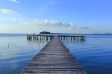 Obraz premium getting lonely for waiting sunset at the bridge