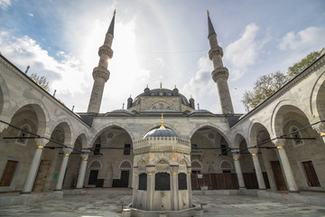 Fototapeta na wymiar yeni valide mosque in istanbul