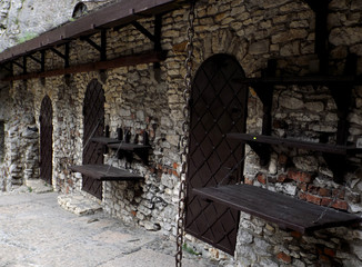 Fragment średniowiecznej zabudowy na dziedzińcu zamku
