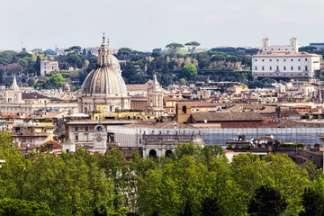 Fototapeta na wymiar Rome's glimpse with a beautiful dome surrounded by ancient buildings and monuments