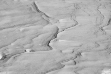 Wind zeichnet Linien im Schnee im Winter in Tirol
