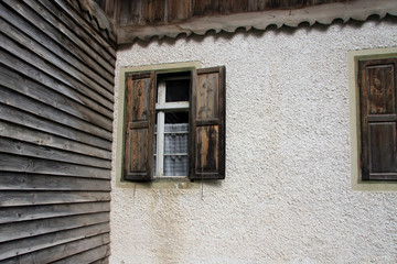 Fenster in einem alten Bauernhaus in Südtirol