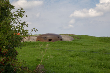 Bunker Panzerkuppel für Maschinengewehr an der Kirche in Hirtshals, Dänemark